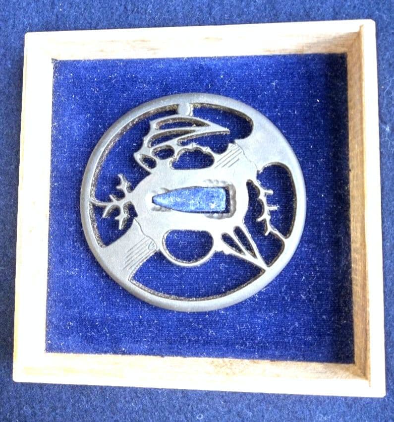 メ*9様 鍔 (つば)　金属製　伝説の生物デザイン 　木製フレーム付き