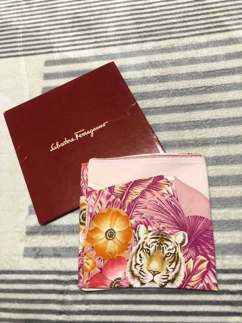 Salvatore Ferragamo 花柄スカーフ ピンク系
