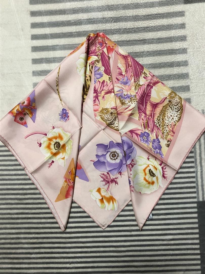 Salvatore Ferragamo 花柄スカーフ ピンク系