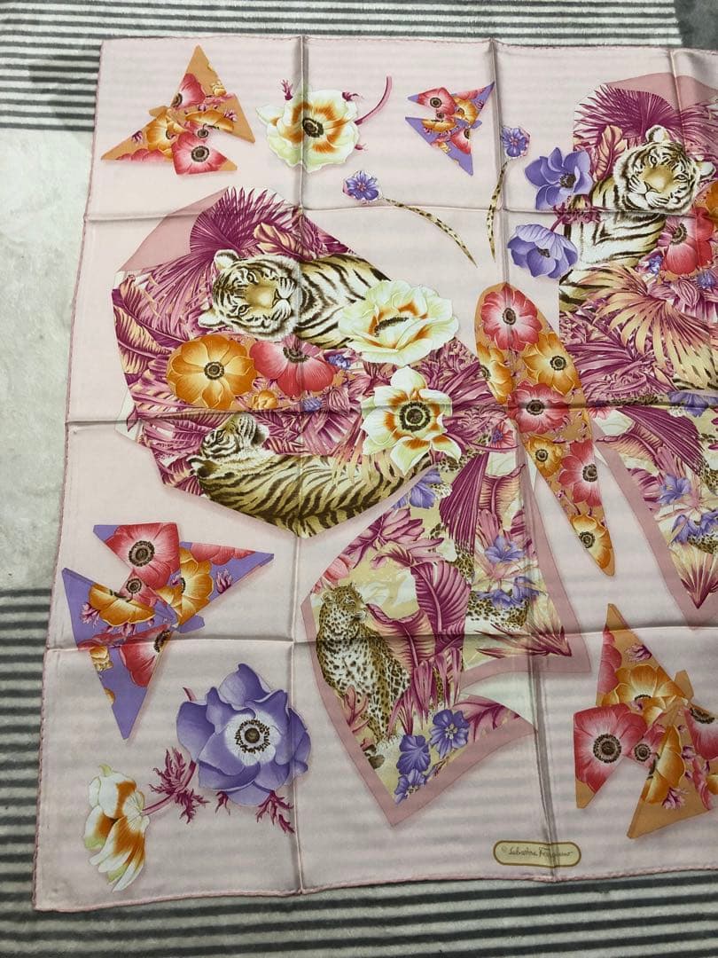 Salvatore Ferragamo 花柄スカーフ ピンク系