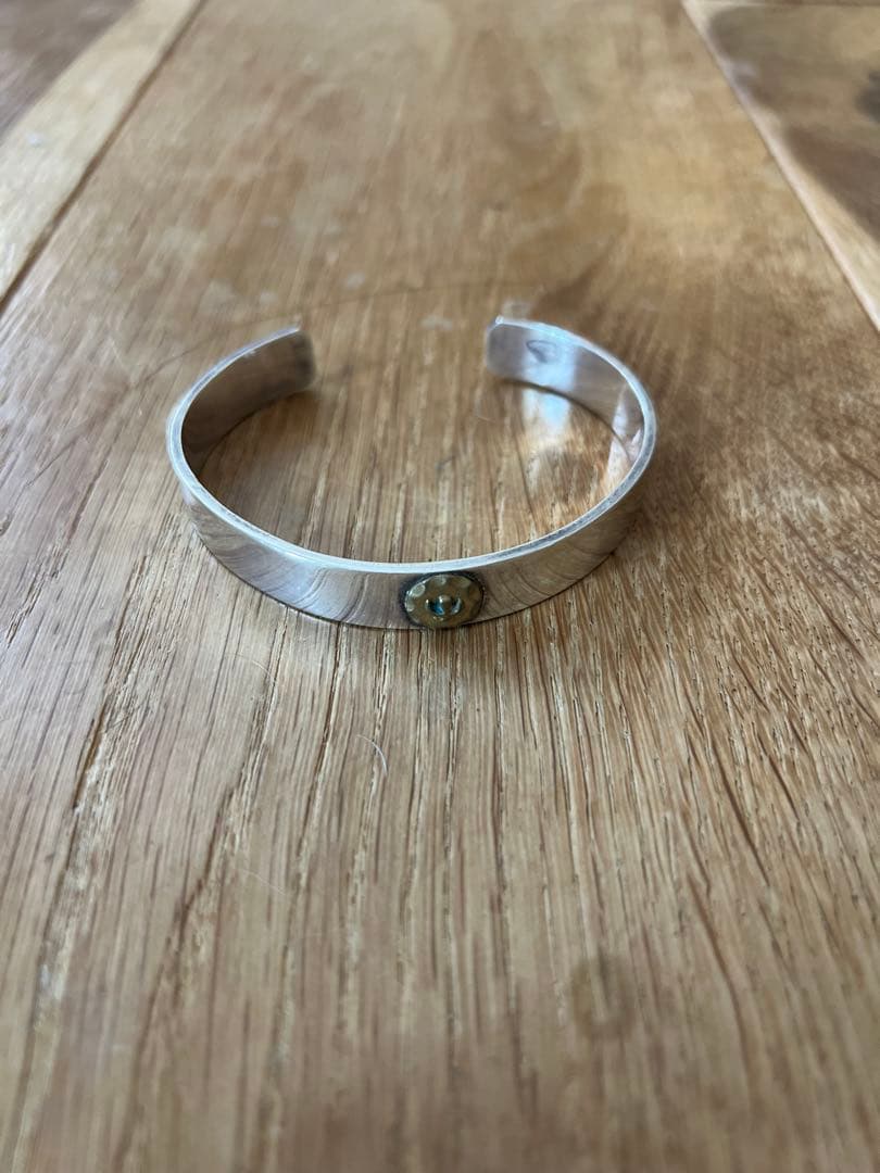 シルバー バングル 中央の金色ボタン付き