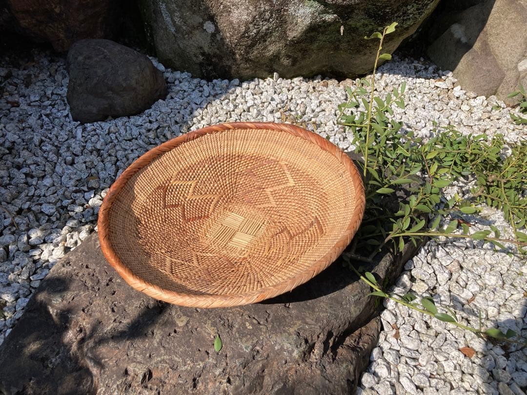天然素材の幾何学模様バスケット