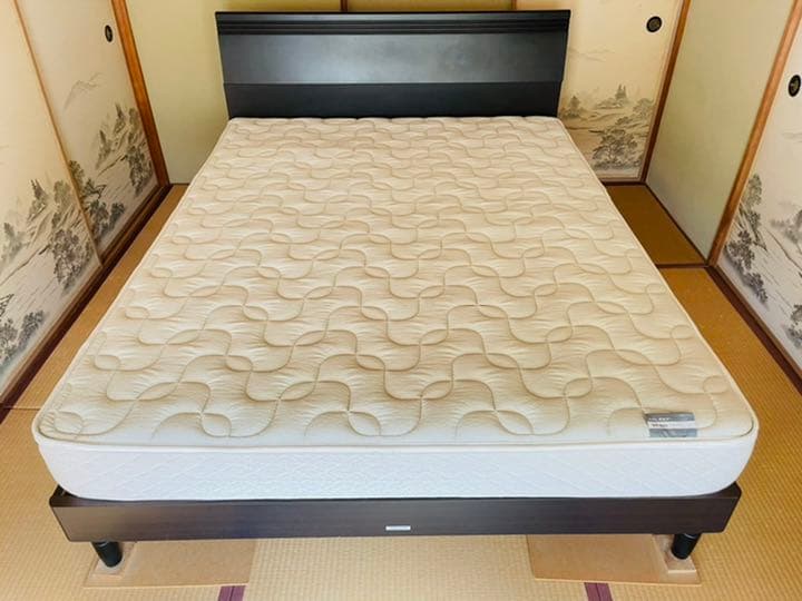 アイシン精機製高級ワイドダブルベッド（マットレス、ベッドパッドとカバー付）