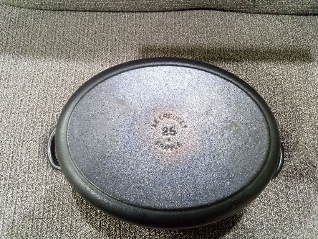 ル・クルーゼ　LE CREUSET　鋳物　ホーロー鍋　ココットオーバル　25cm