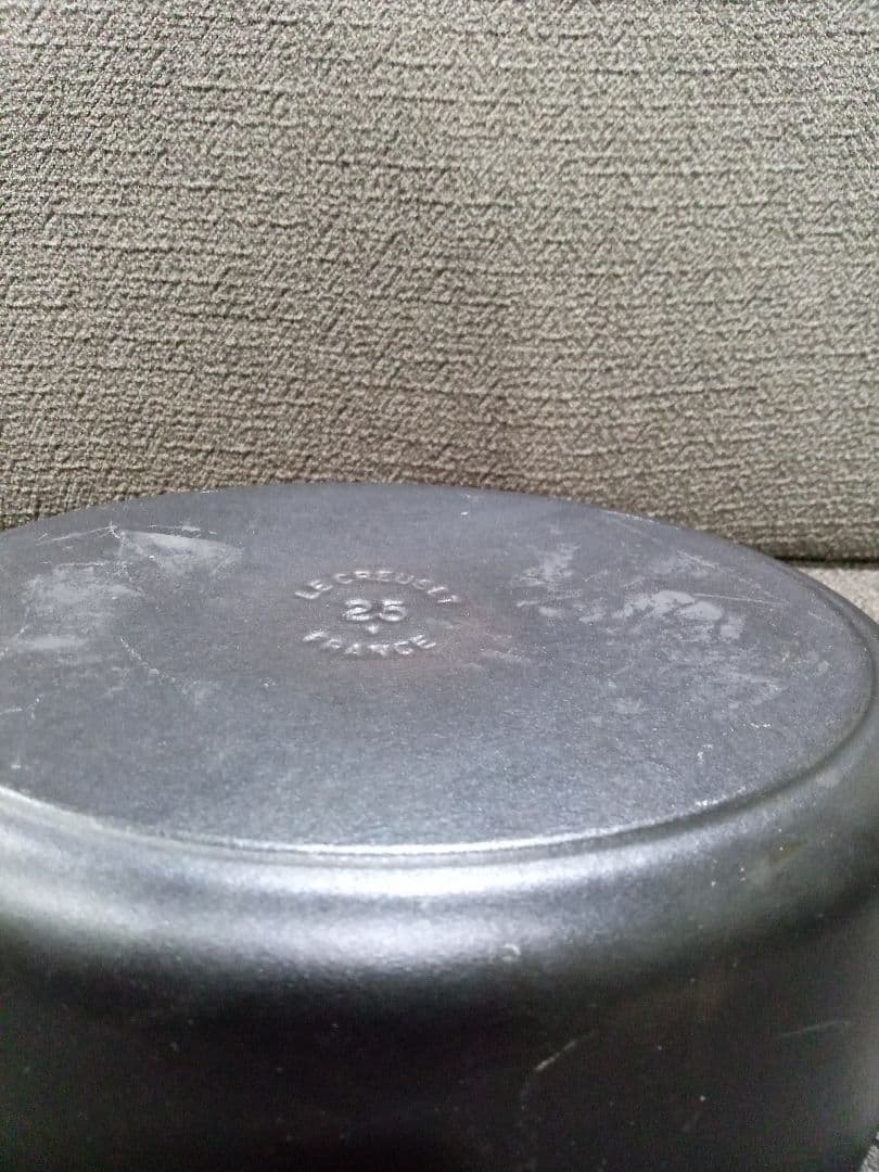 ル・クルーゼ　LE CREUSET　鋳物　ホーロー鍋　ココットオーバル　25cm