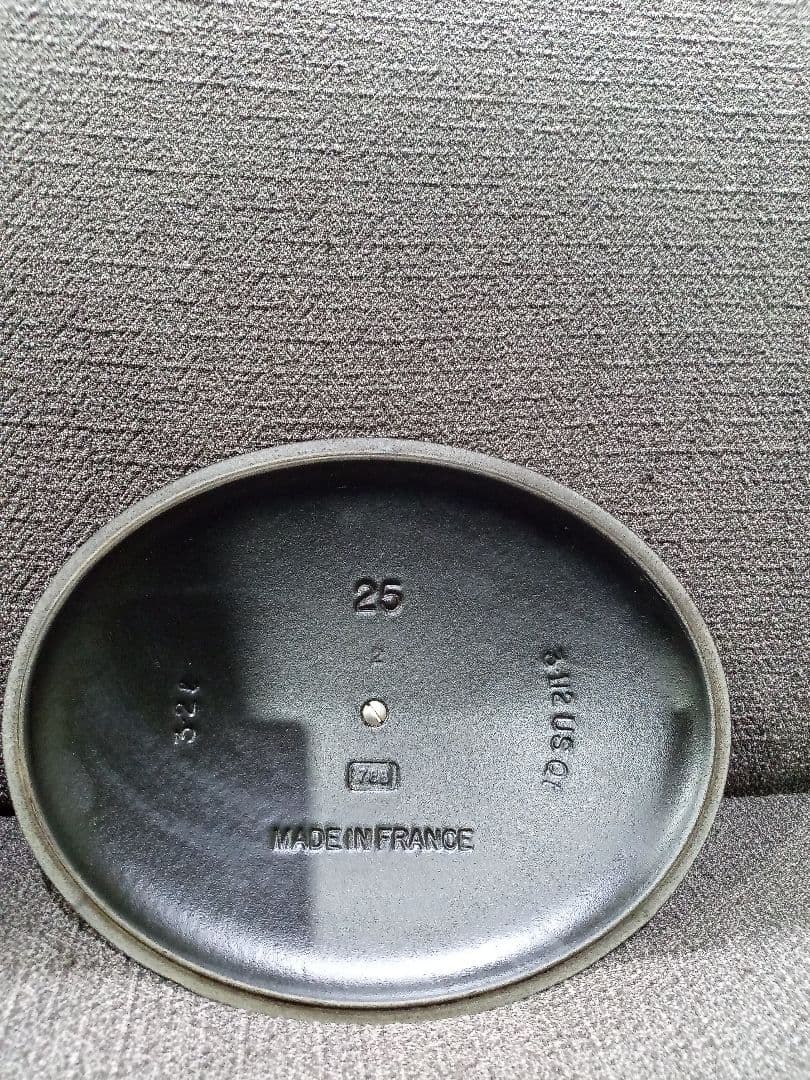 ル・クルーゼ　LE CREUSET　鋳物　ホーロー鍋　ココットオーバル　25cm