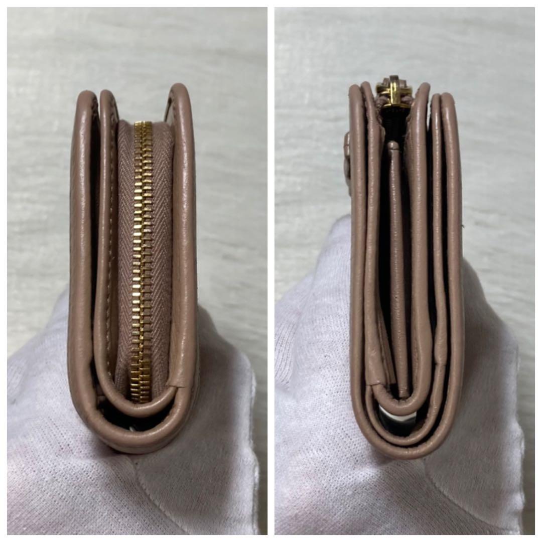 早い者勝ち　PRADA プラダ　人気　リボン　ベージュ　二つ折り　財布　ロゴ　金