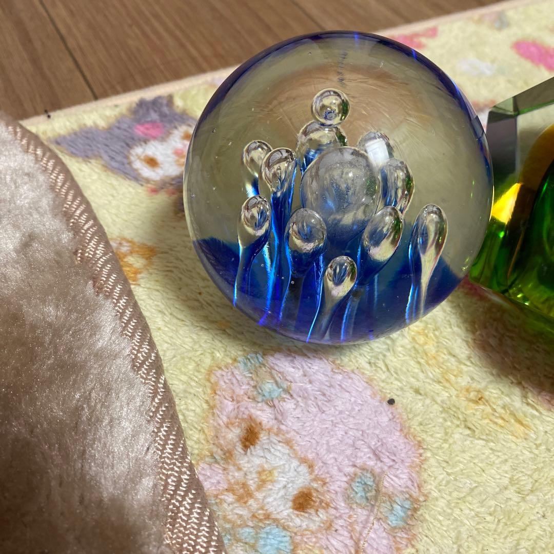 グリーン、ブルー、アンバーのファセット ガラス ボウル