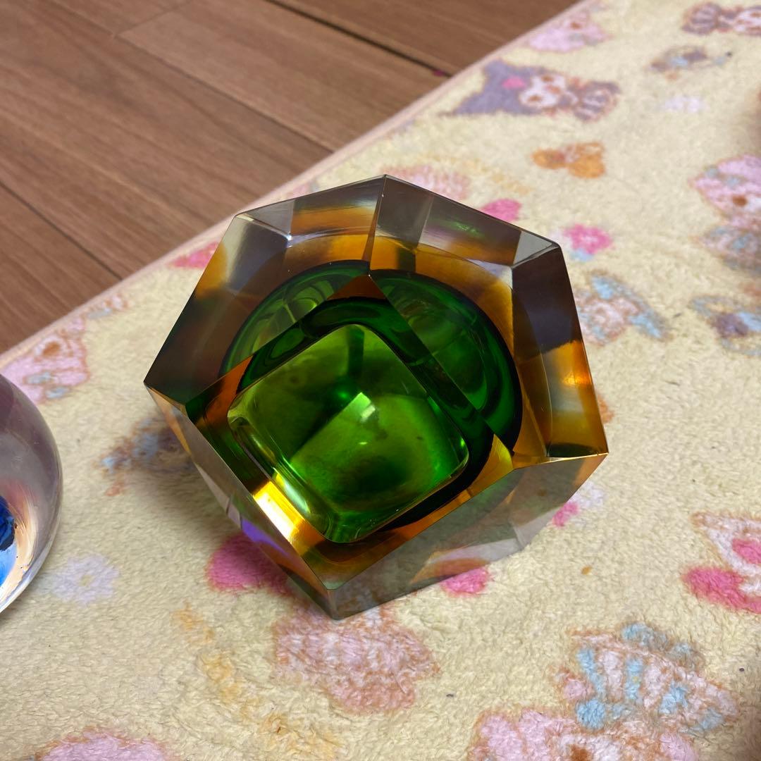 グリーン、ブルー、アンバーのファセット ガラス ボウル