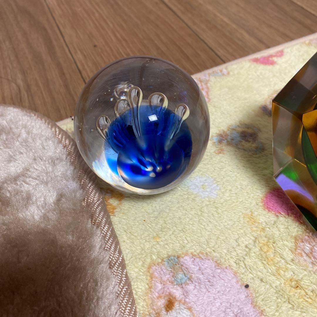 グリーン、ブルー、アンバーのファセット ガラス ボウル