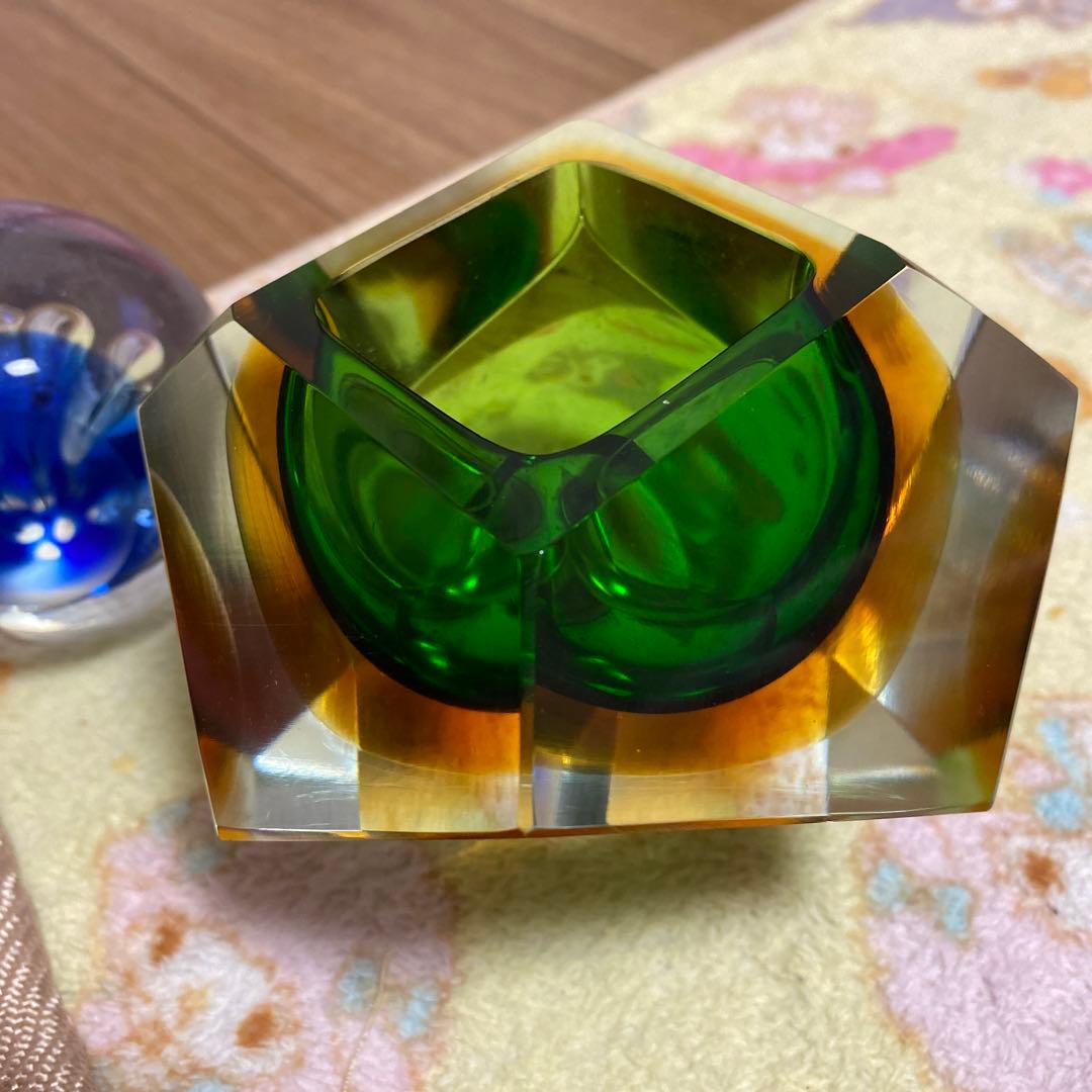 グリーン、ブルー、アンバーのファセット ガラス ボウル