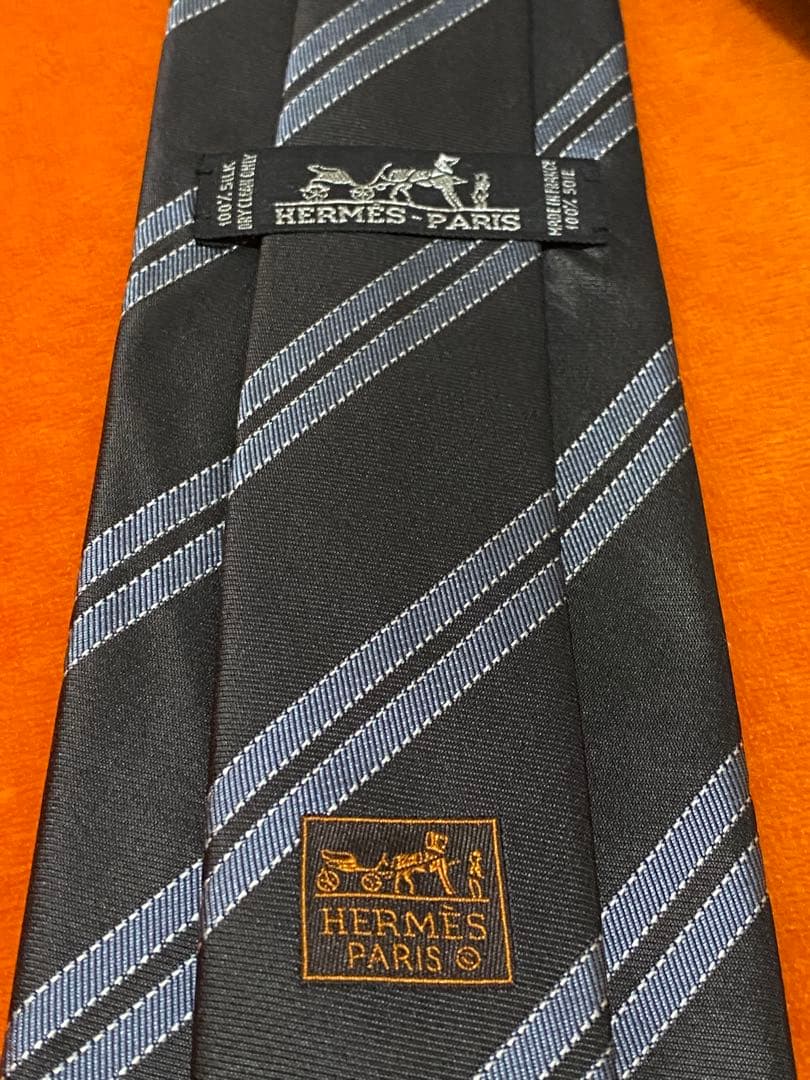 HERMES ネクタイ 黒❤︎一目瞭然❤︎高級素材❤︎シルバーのストライプ