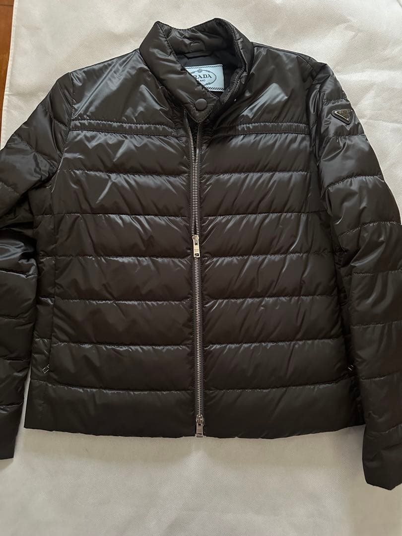 プラダ　ダウンジャケット　ダークグレー