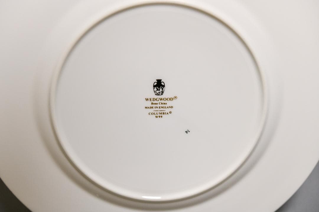 現品限り ウェッジウッド コロンビアパウダー ルビー プレート 23㎝ 廃盤品