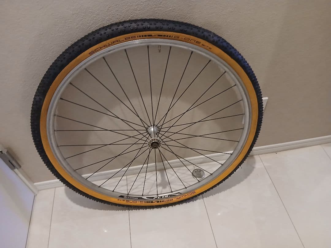 28 インチのリムタイヤを備えた自転車のホイール一式。