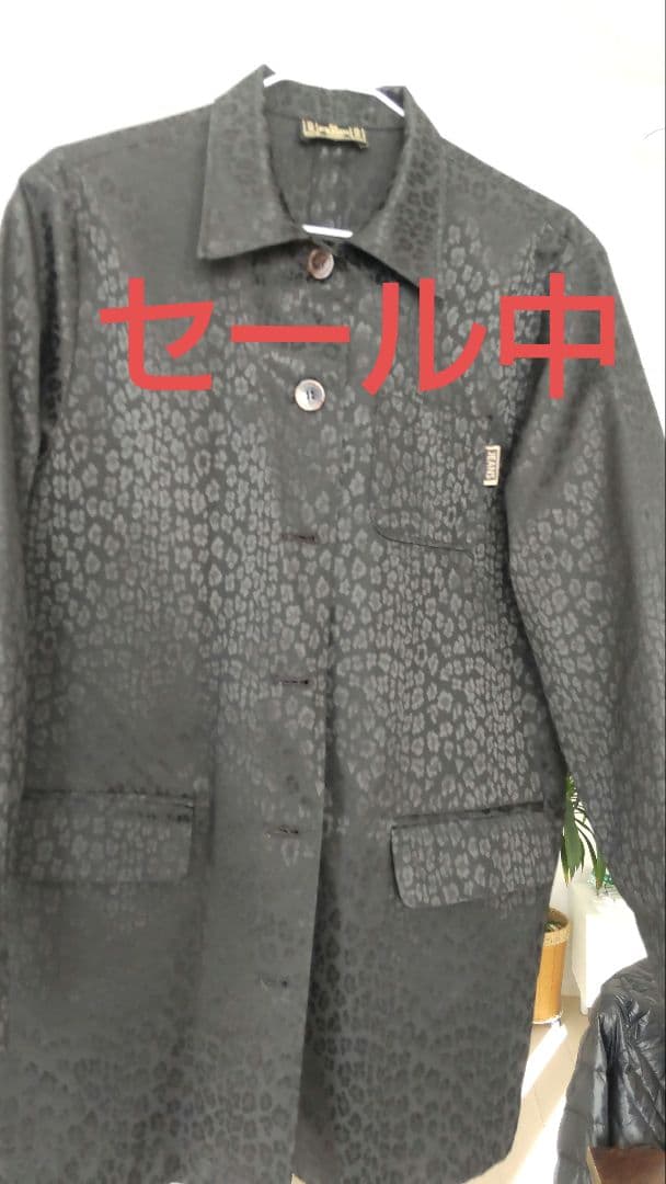 FENDIのショートコート、黒地に地紋入り、madeinItaly