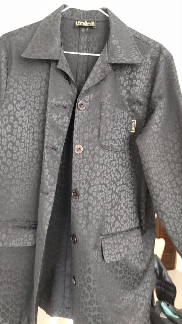 FENDIのショートコート、黒地に地紋入り、madeinItaly