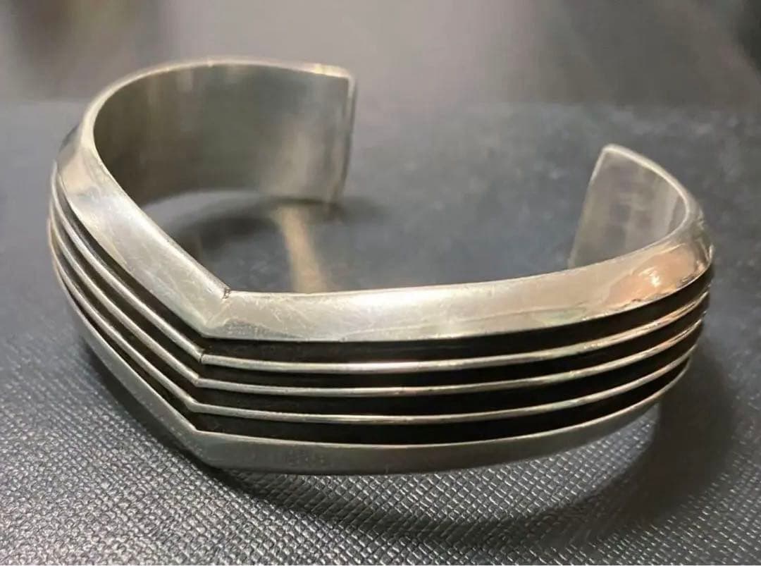 【レア】TOM HAWK Vシェイプ4ラインシルバーバングル ナバホ族