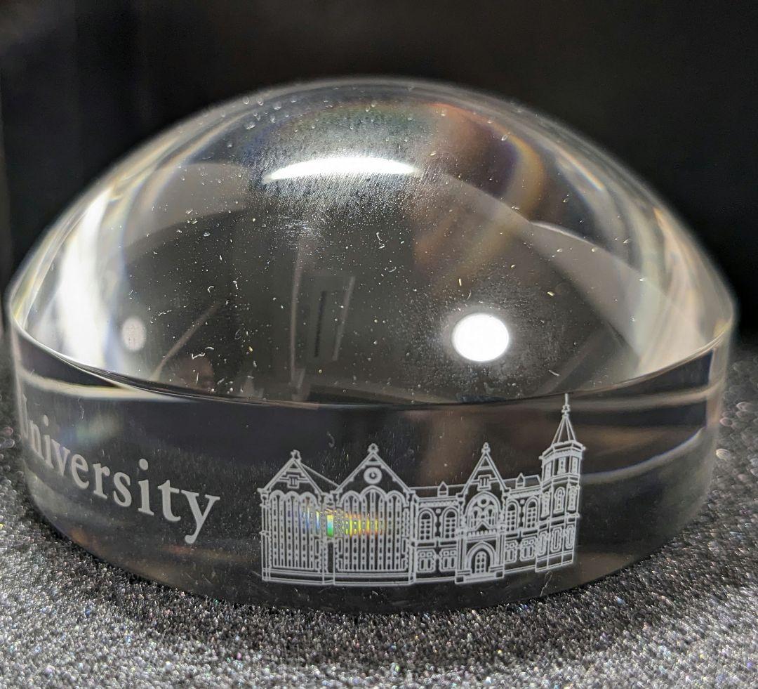 慶應義塾大学卒業50年記念　ルーペ付きペーパーウェイト