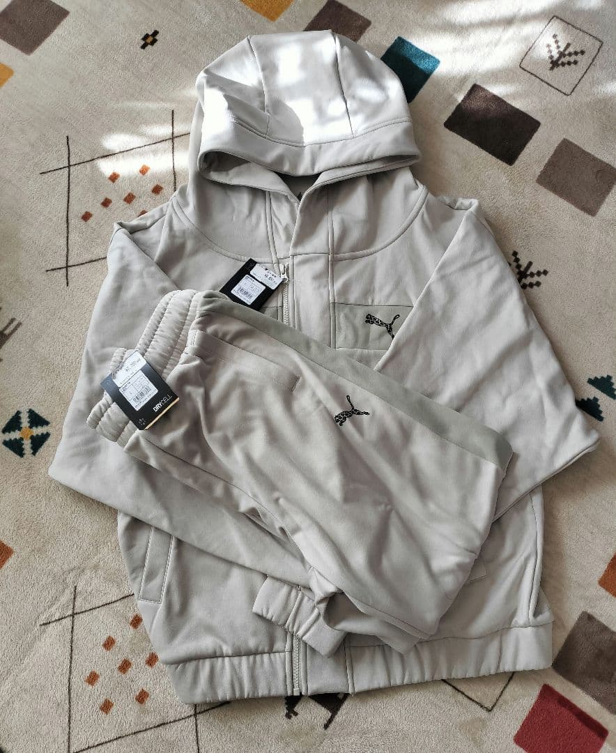 プーマ　トレーニングウエア　Lサイズ　トップスがメンズ　ボトムスはレディース