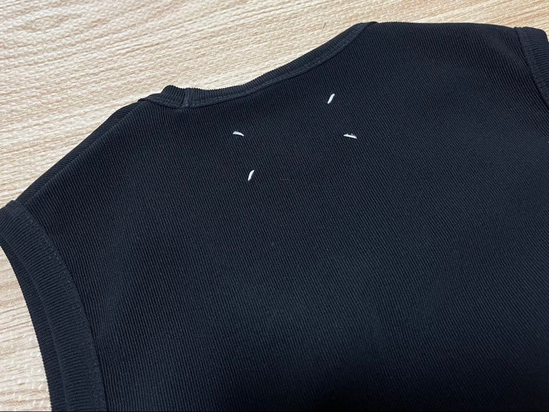 美品 メゾンマルジェラ 変形ネック リブニットタンクトップ　black XS