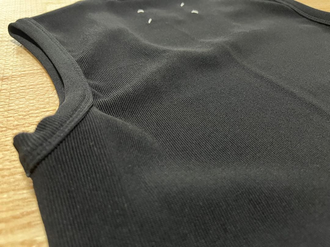 美品 メゾンマルジェラ 変形ネック リブニットタンクトップ　black XS