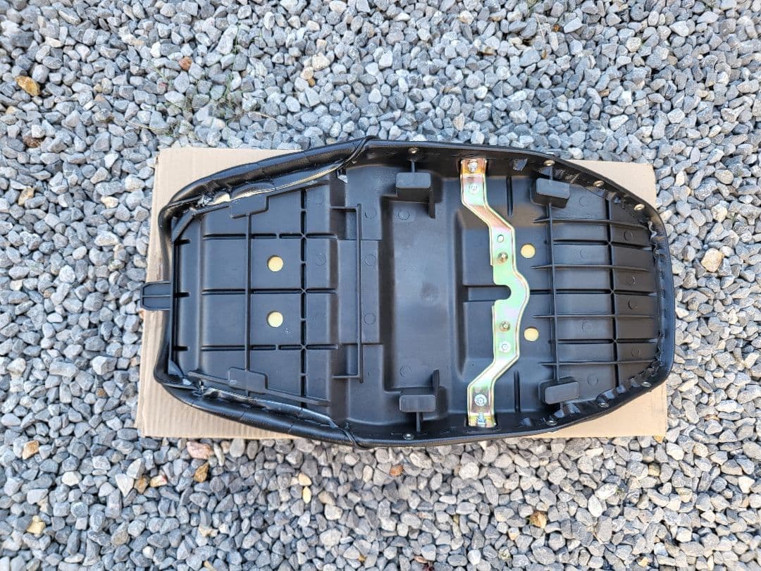 ＺＲＸ４００　鋲打ち　黒皮　タックロールシート　/ ZRX2 ZR400E