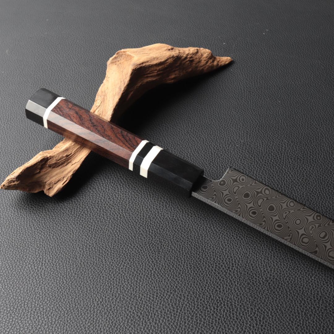 10082ダマスカス 先丸包丁 尺 海流紋 105層 黒檀黒水牛角白三本巻八角柄