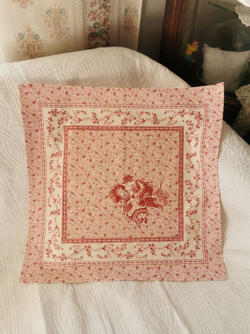 ヴィンテージフランスアルザス フォークロアの少女少女 林檎 小花のコットンクロス