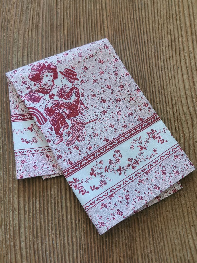 ヴィンテージフランスアルザス フォークロアの少女少女 林檎 小花のコットンクロス