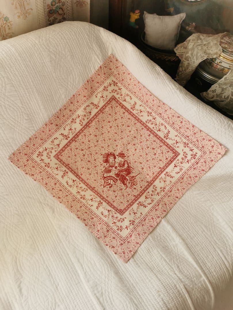 ヴィンテージフランスアルザス フォークロアの少女少女 林檎 小花のコットンクロス