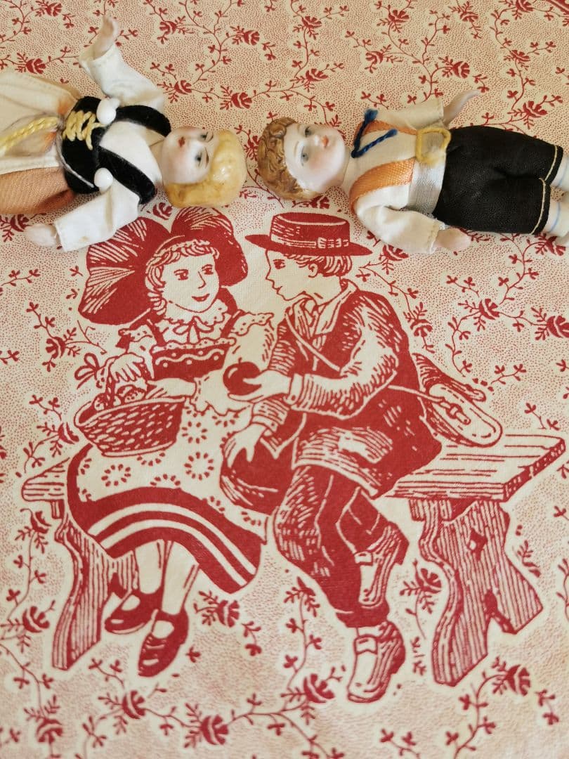 ヴィンテージフランスアルザス フォークロアの少女少女 林檎 小花のコットンクロス