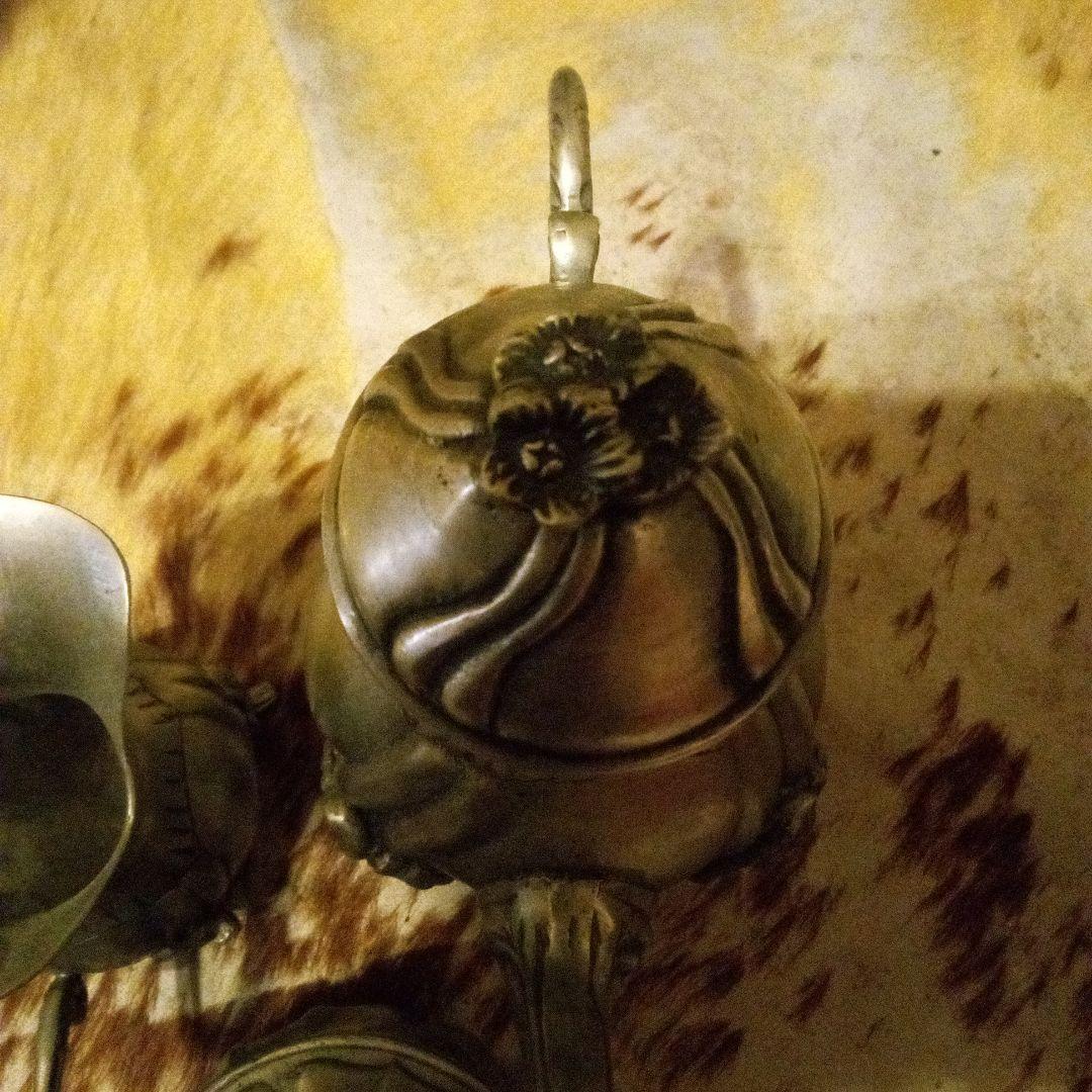 装飾的な金属製ティーポットとクリーマーセット