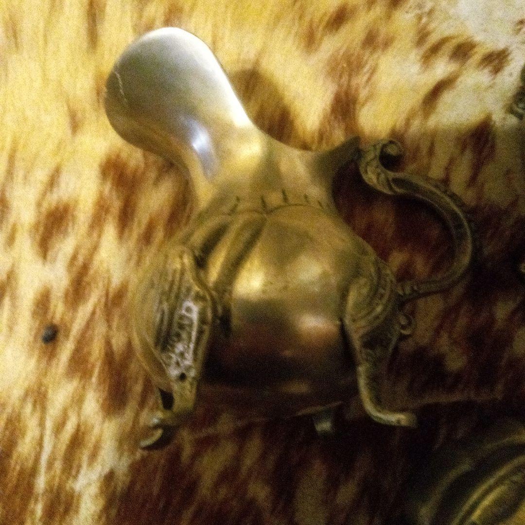 装飾的な金属製ティーポットとクリーマーセット