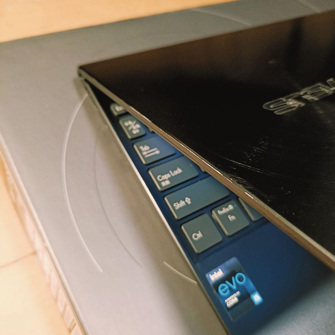 ​【有機EL】ASUS ZenBook 13、 16GBメモリ、 ケース・箱付