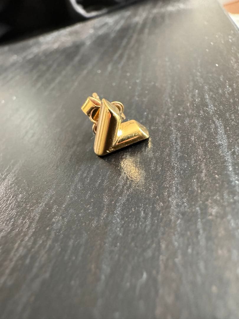 LOUIS VUITON ピアス　エセンシャルV（片耳）