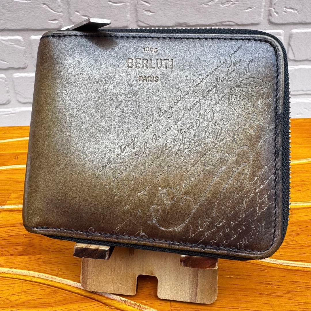 【人気モデル】ベルルッティ イタウバスクエア スクリットレザー ジップウォレット