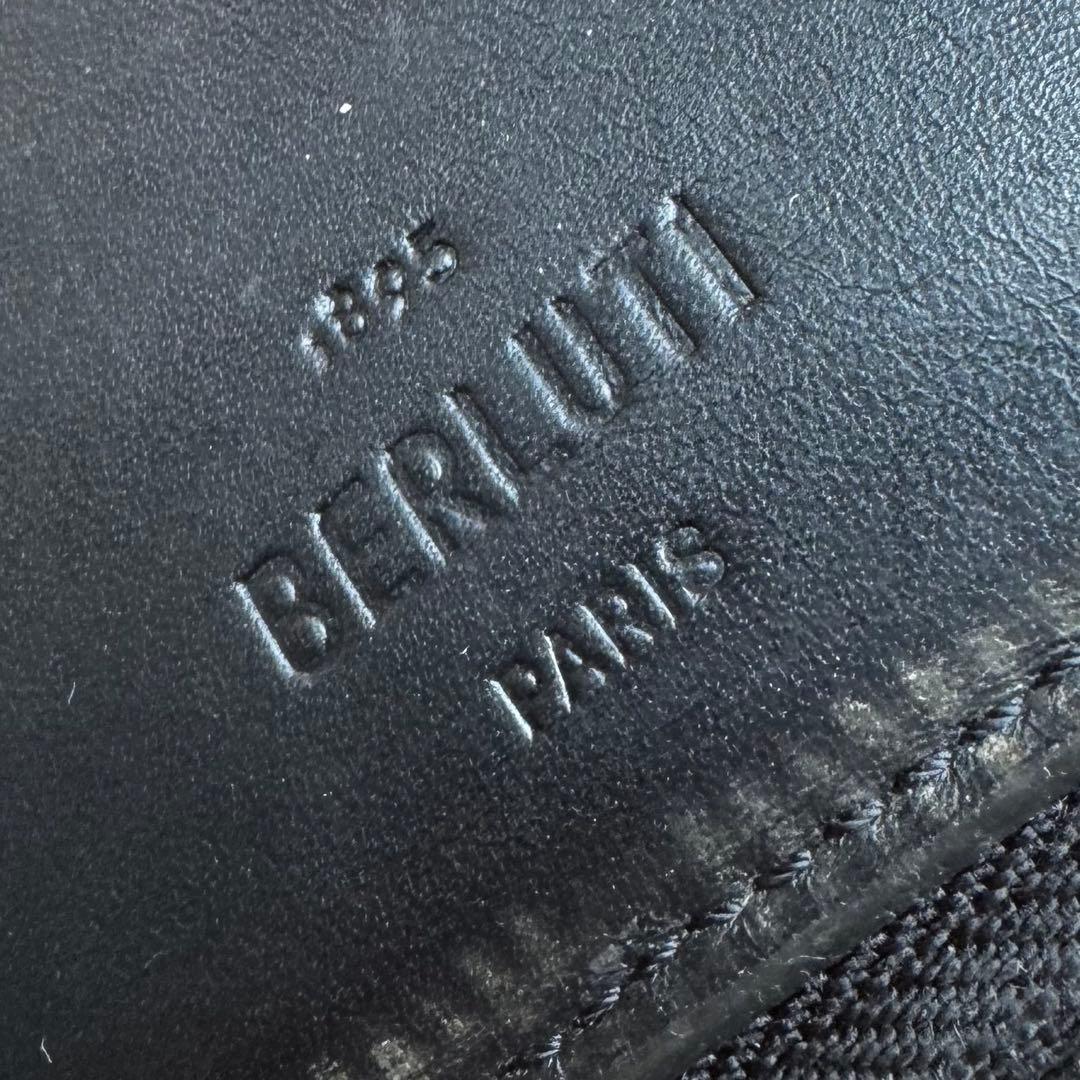 【人気モデル】ベルルッティ イタウバスクエア スクリットレザー ジップウォレット