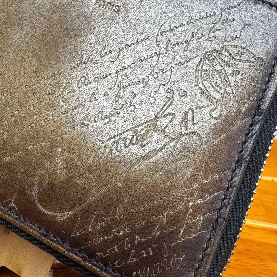 【人気モデル】ベルルッティ イタウバスクエア スクリットレザー ジップウォレット