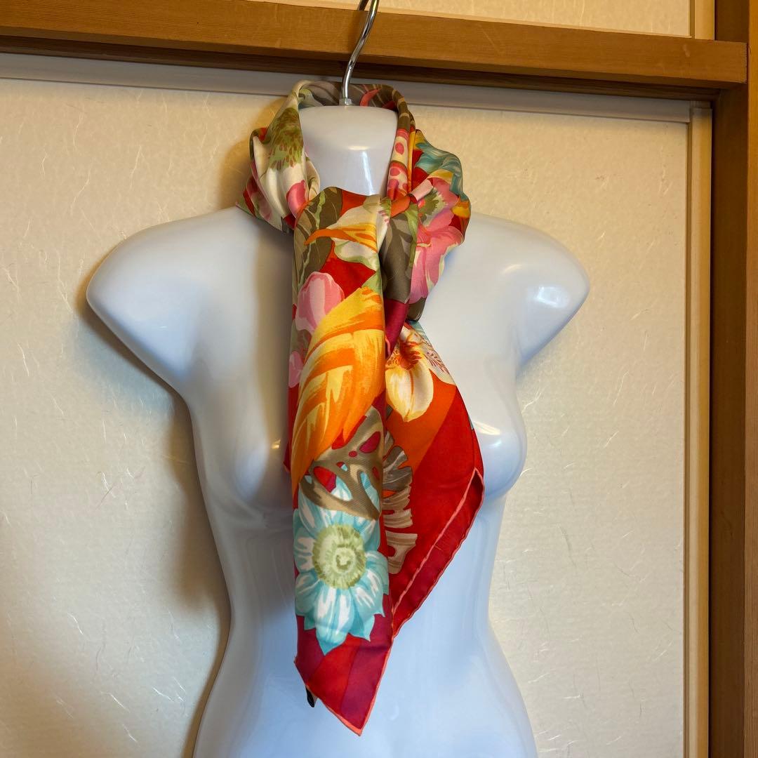 フェラガモ　シルクスカーフ 美品