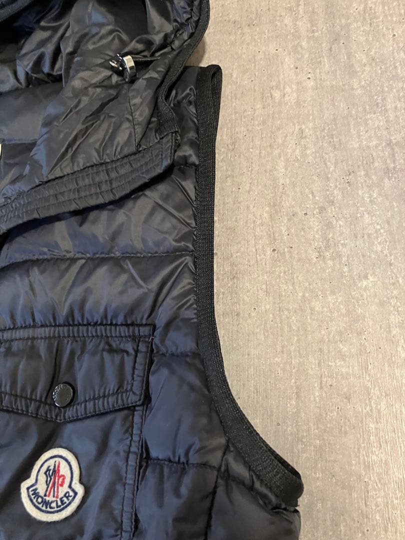 Moncler モンクレール　フードが可愛いジップアップダウンベスト
