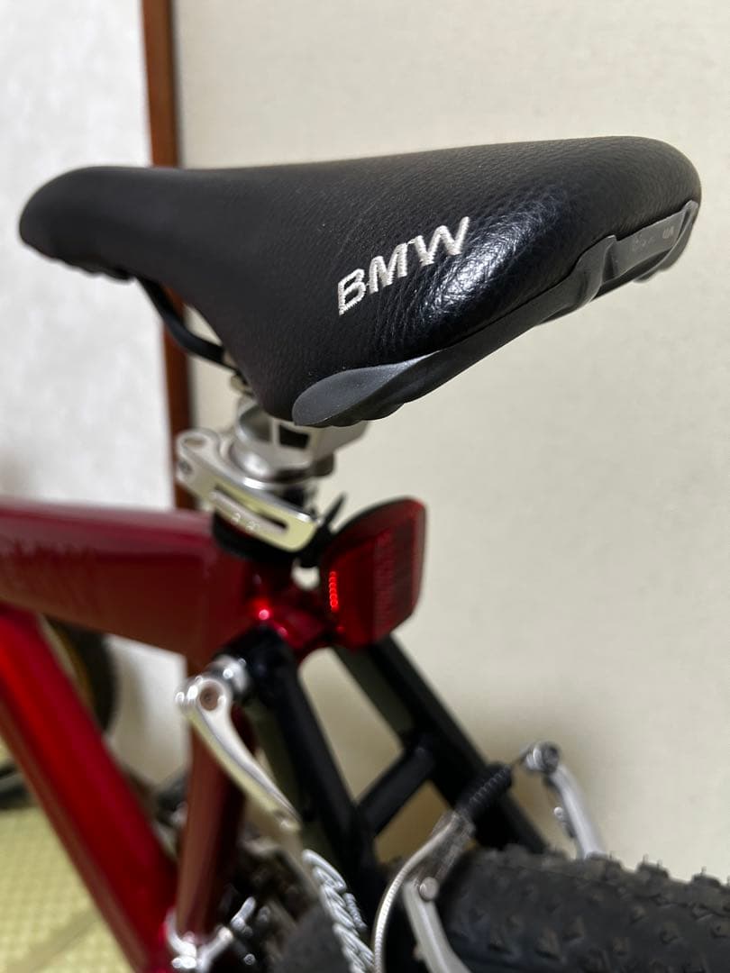  赤いオフロードバイク