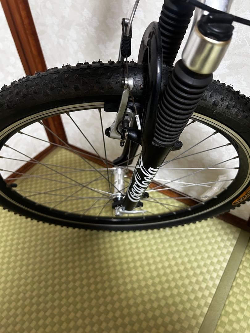  赤いオフロードバイク