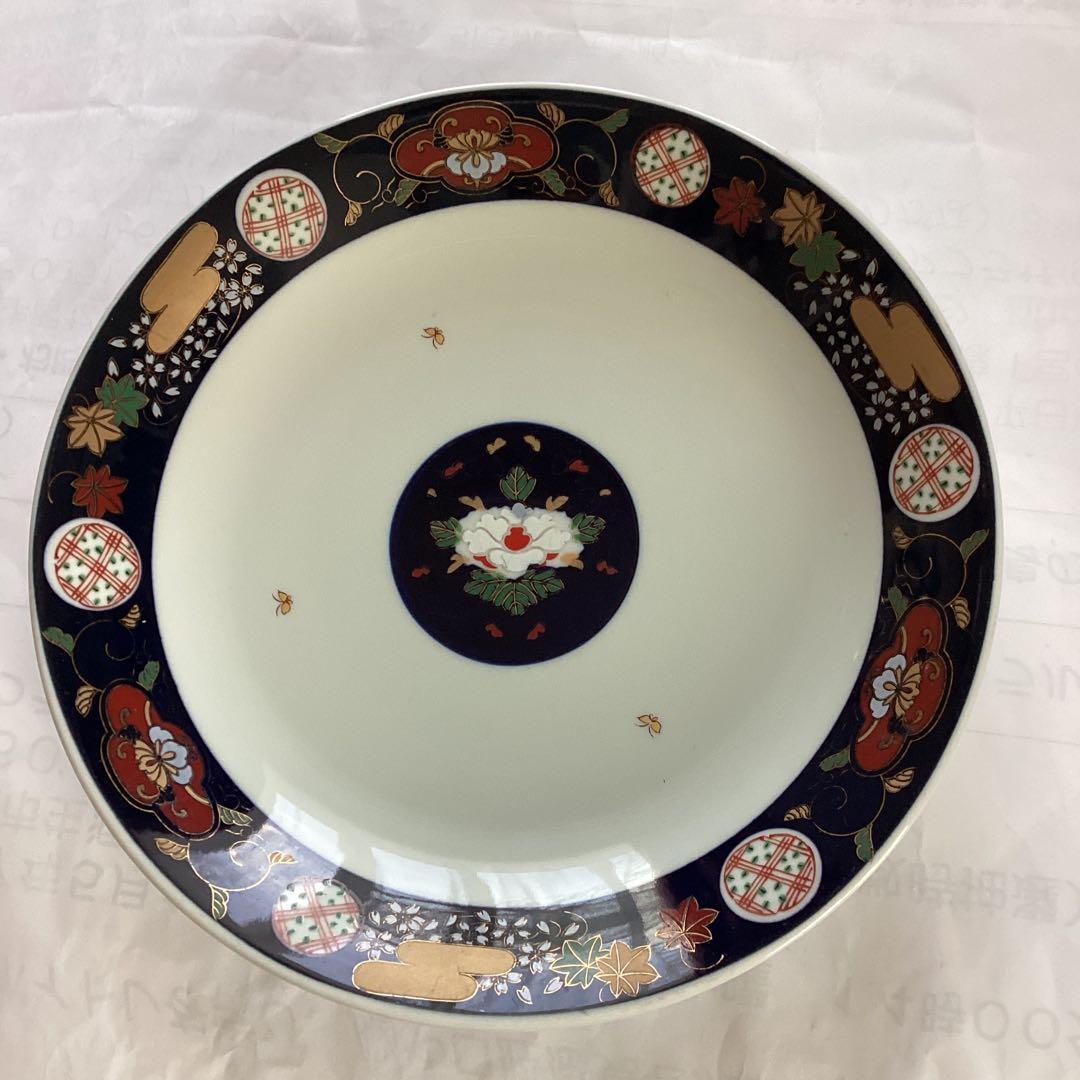 大きなおおきな皿　金箔の絵付けで豪華な皿