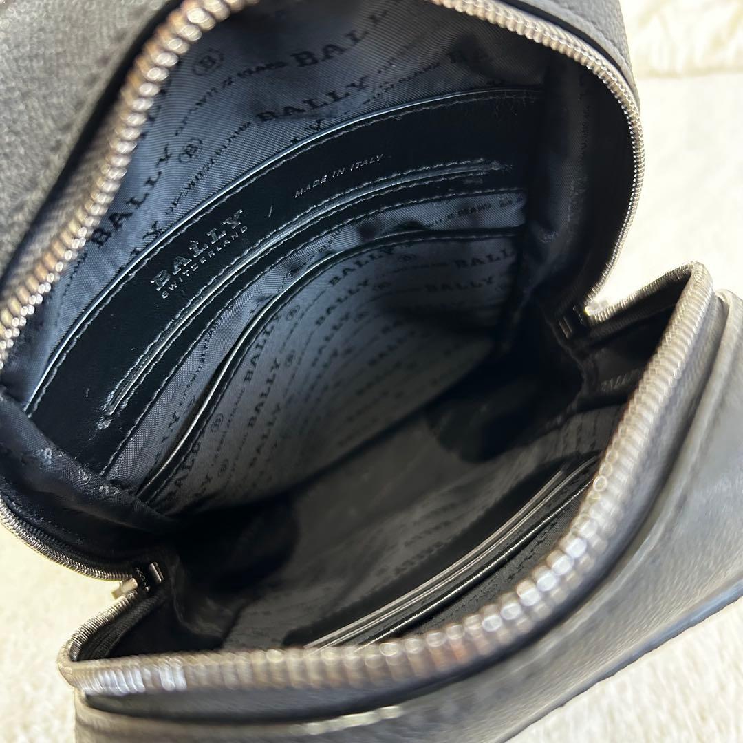 美品　\" BALLY \" Mythos シボ革　スリングバッグ ボディバッグ