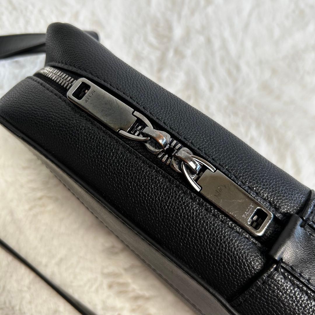 美品　\" BALLY \" Mythos シボ革　スリングバッグ ボディバッグ