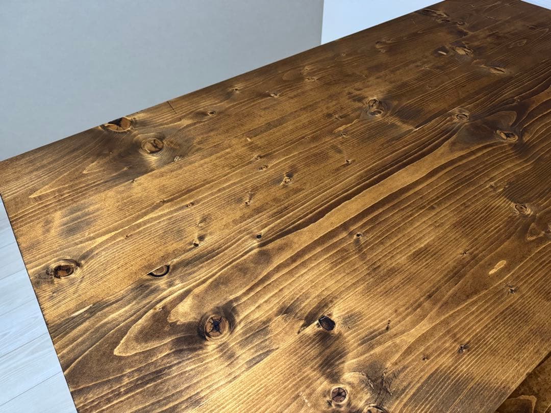 ブラウン木製ダイニングテーブル