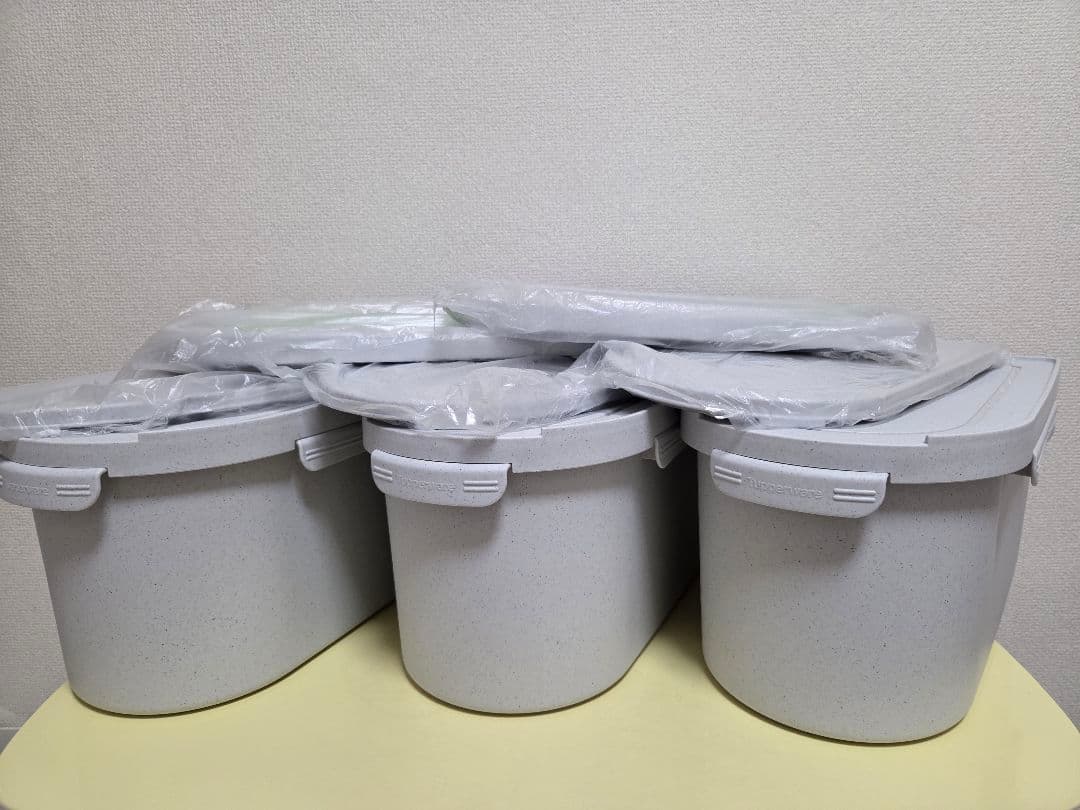 【新品・未使用】タッパーウェア キッチンキーパーハーフ 3個 + 専用トレイ2個