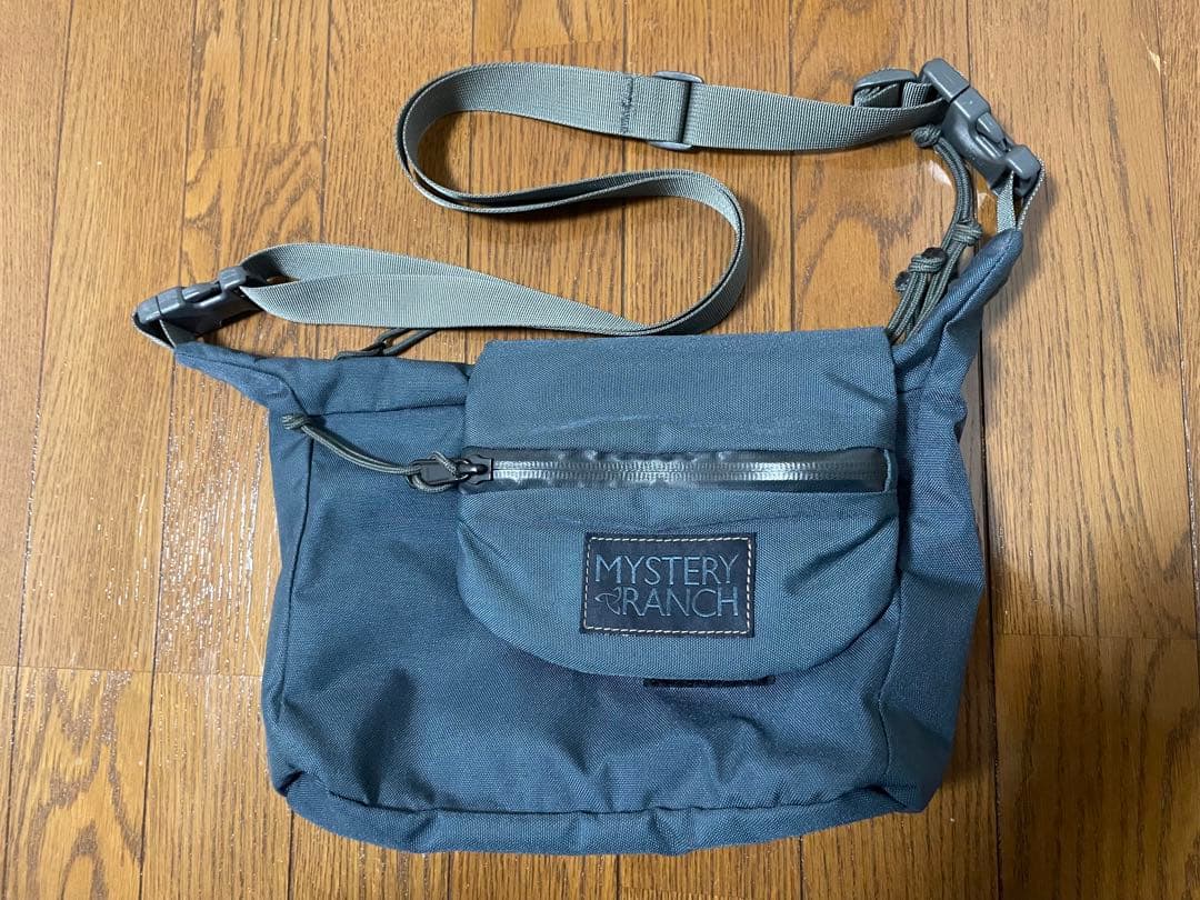 ミステリーランチMYSTERY RANCH メッセンジャーバッグ ブルーグレー