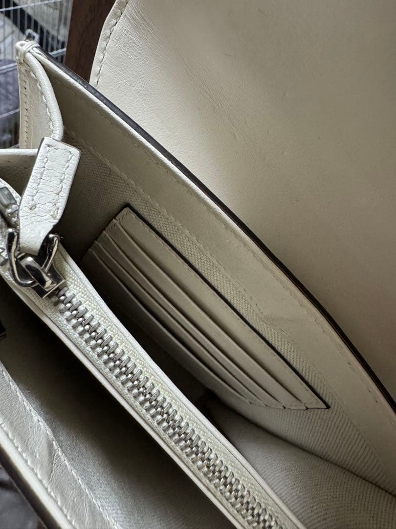 GUCCI メッセンジャーバッグ GGエンボス レザー アイボリー